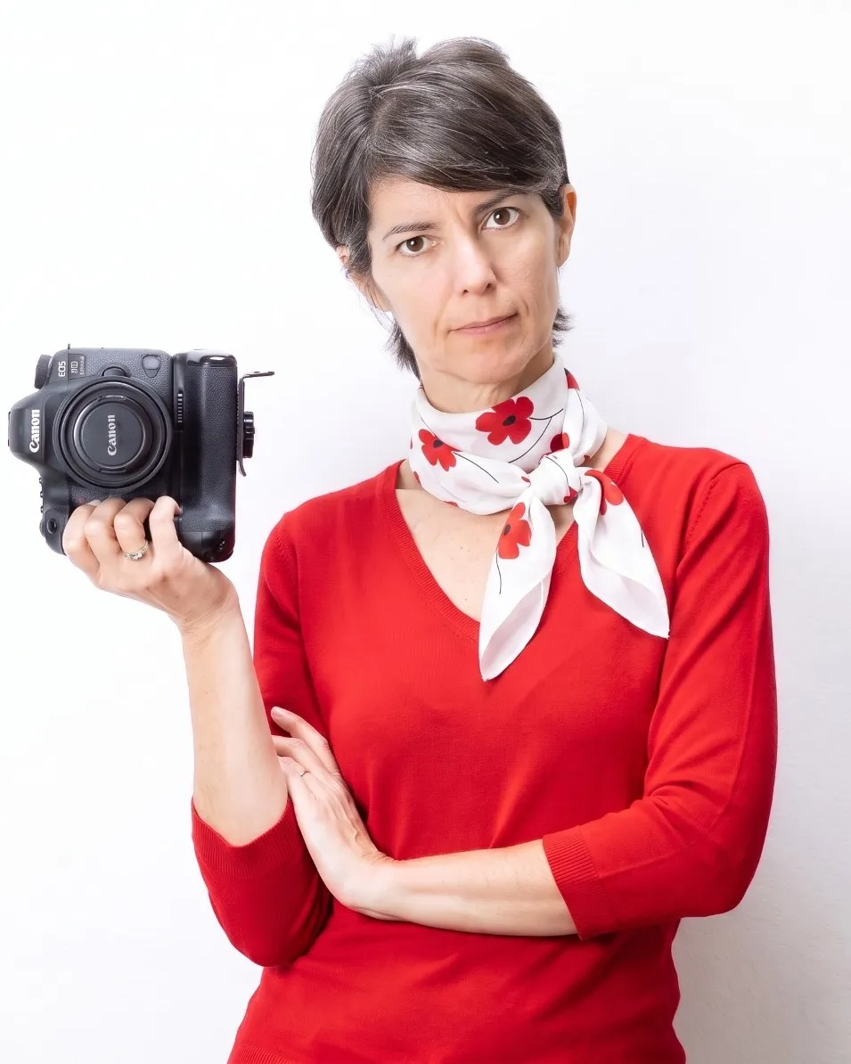 Ilia Da Lozzo con la macchina fotografica, maglia rossa e foulard a fiori