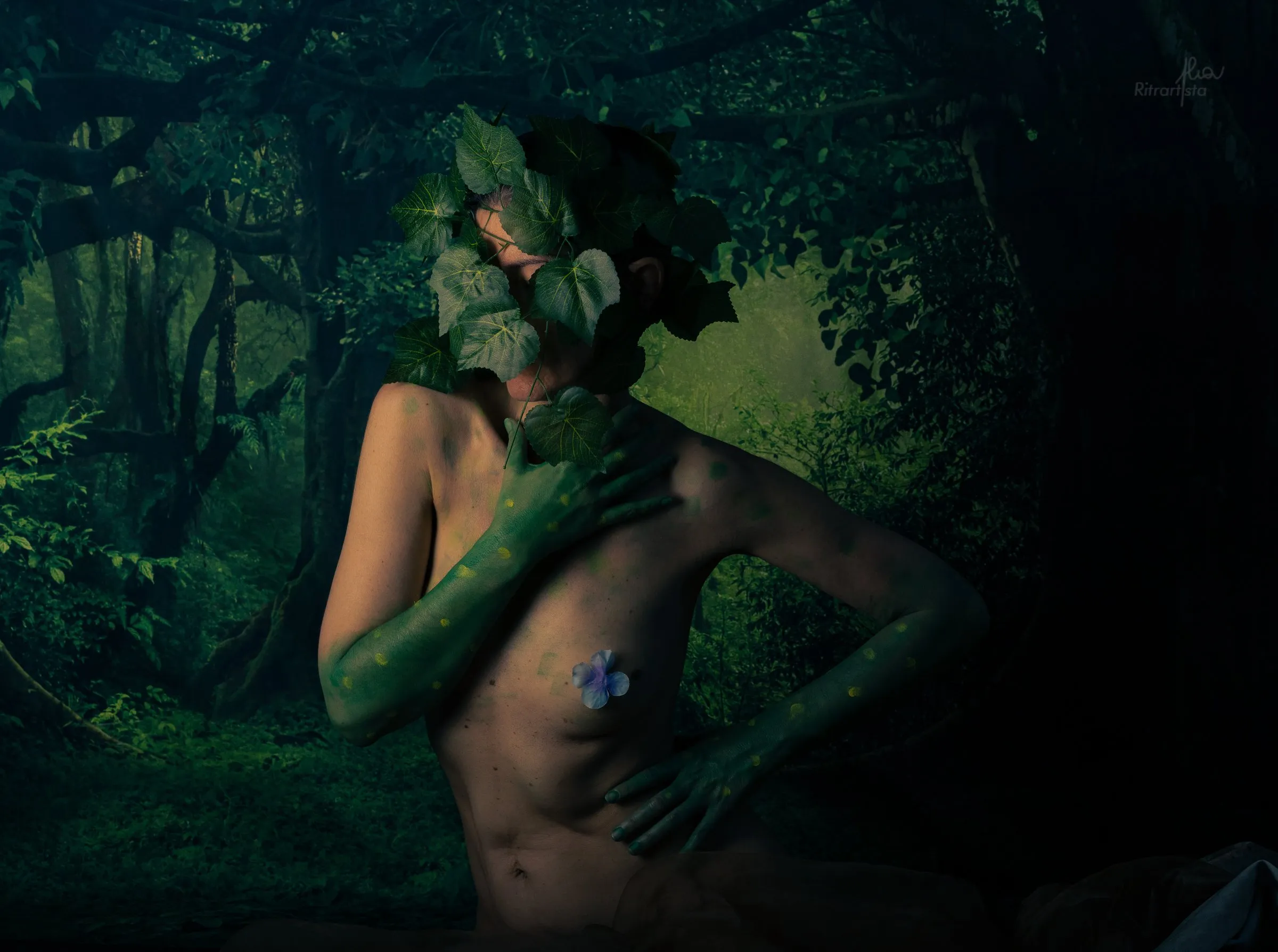 Ritratto artistico con body painting verde nel bosco