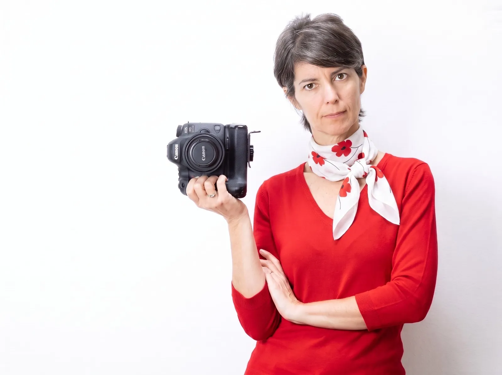 Ilia Da Lozzo, fotografa, con la macchina fotografica su fondo bianco