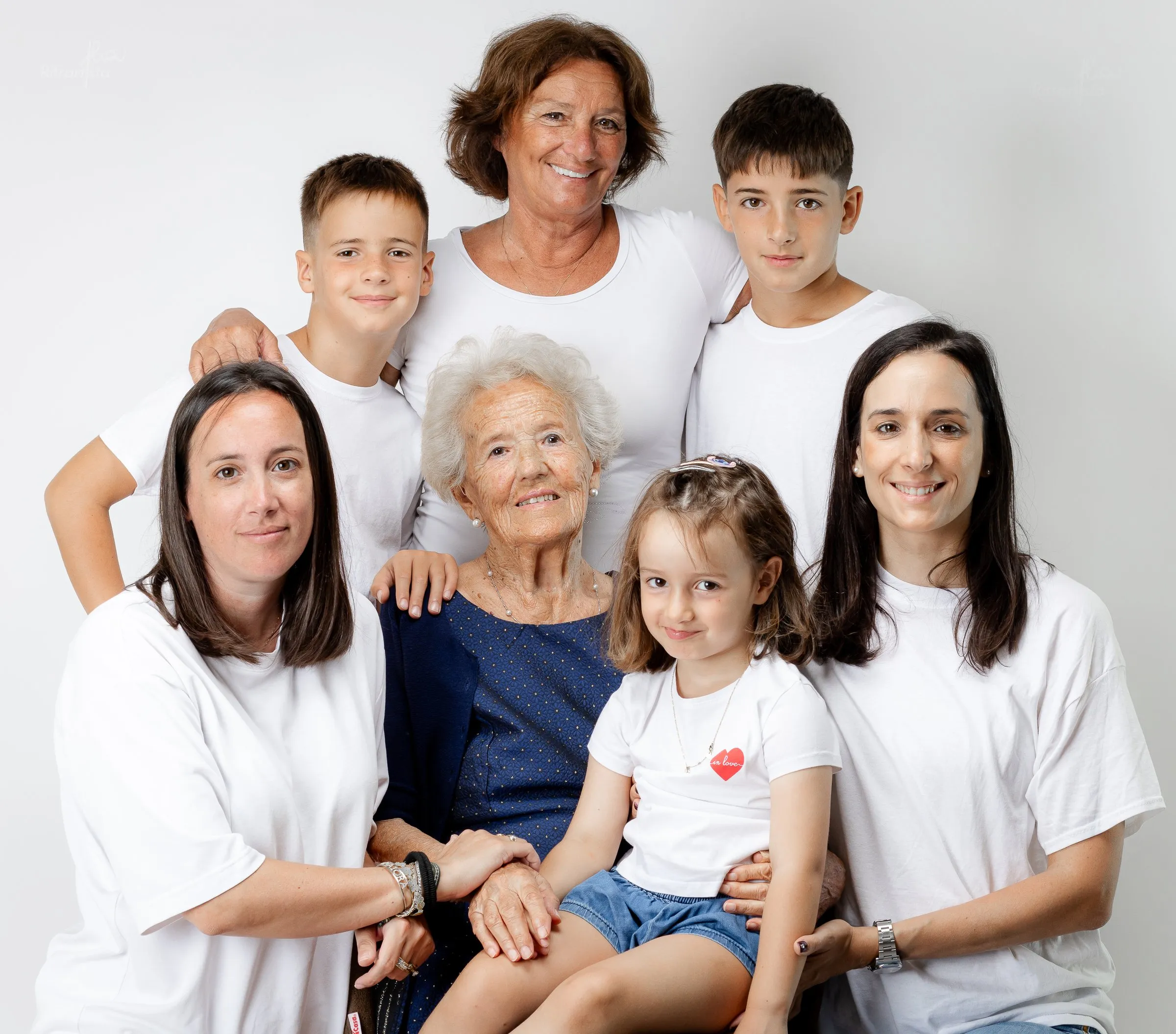 Famiglia di tre generazioni in maglie bianche