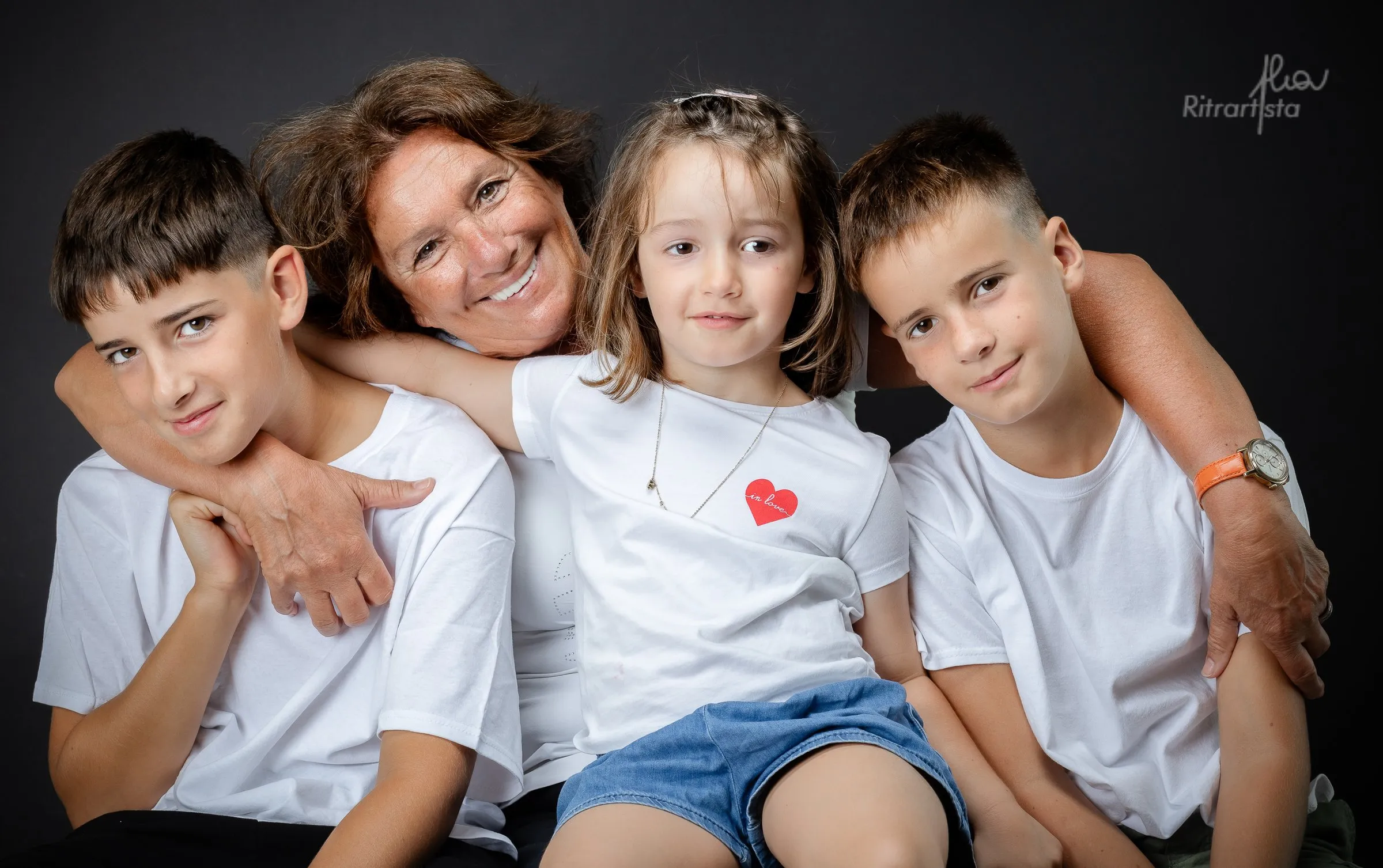 Fratelli abbracciati con la mamma