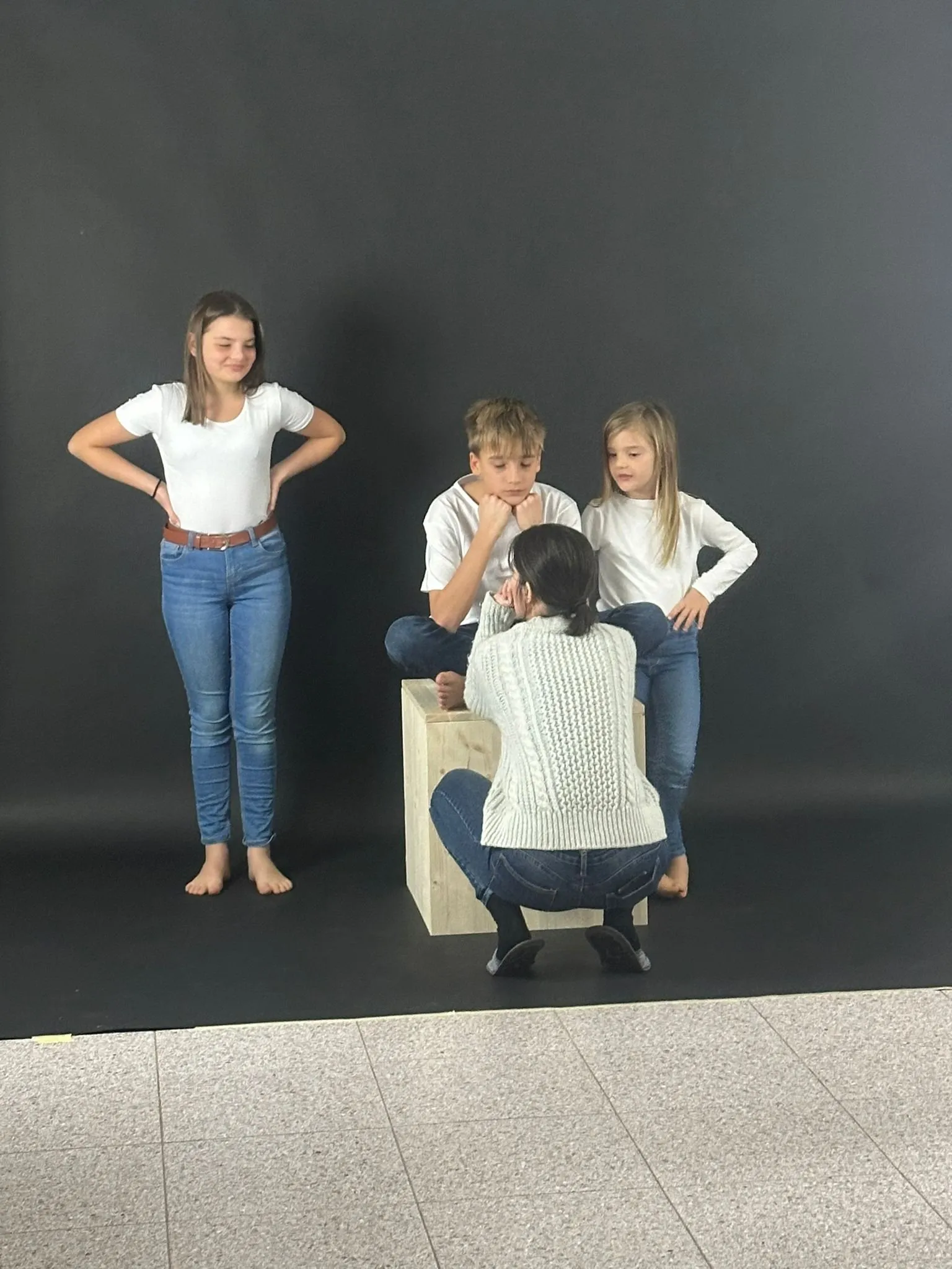 Ilia mentre ritrae una famiglia in studio