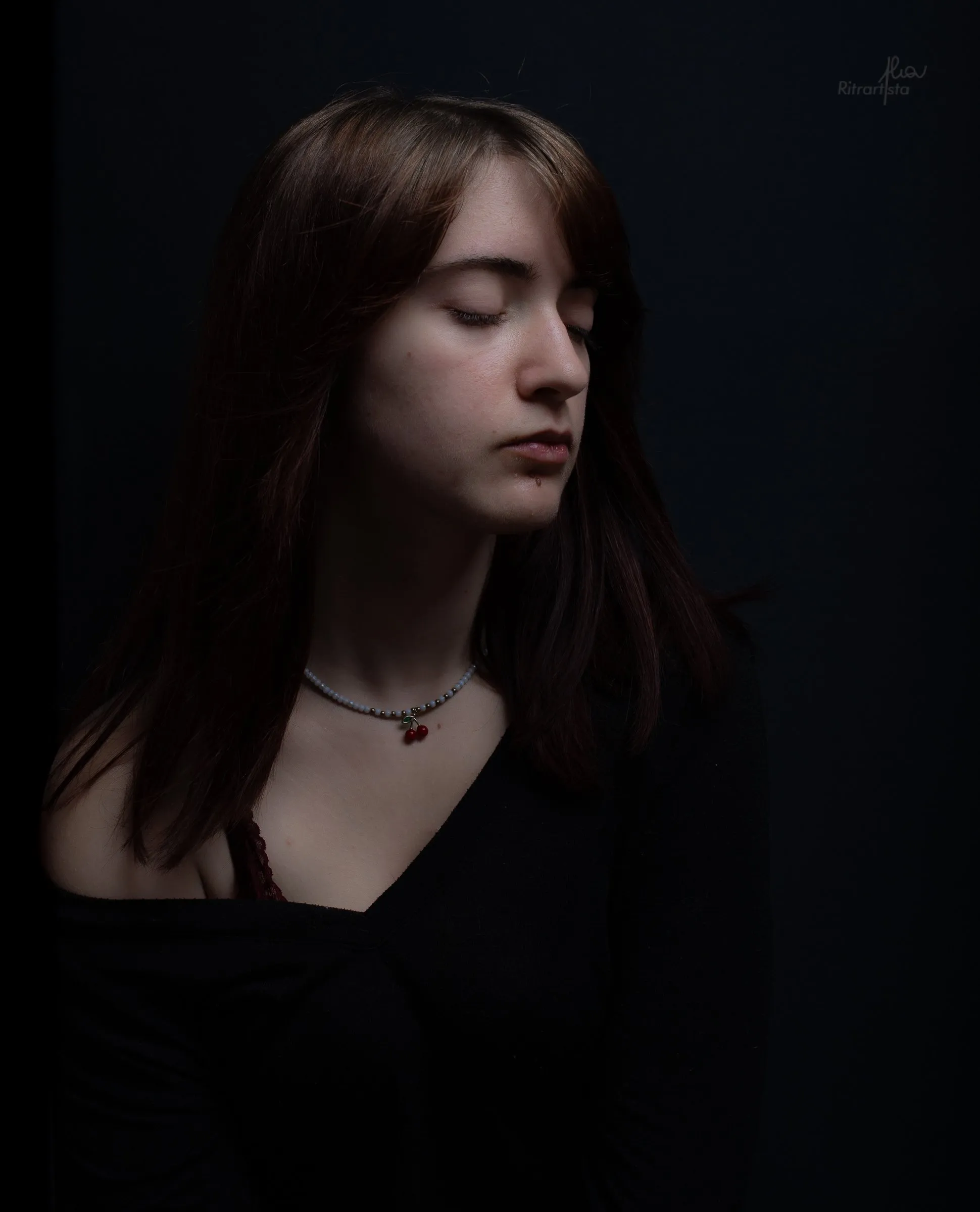 Ragazza dai capelli lunghi su fondo nero