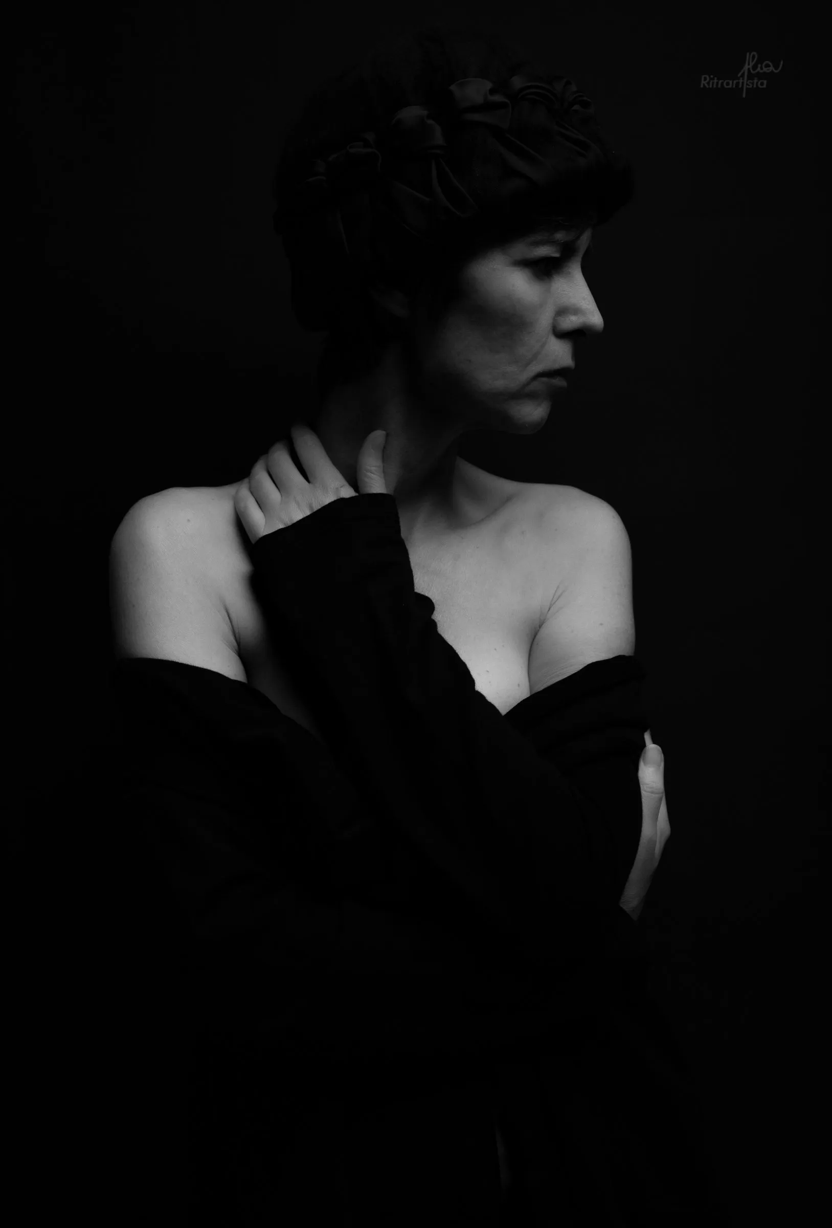 Donna di profilo in bianco e nero, spalle nude