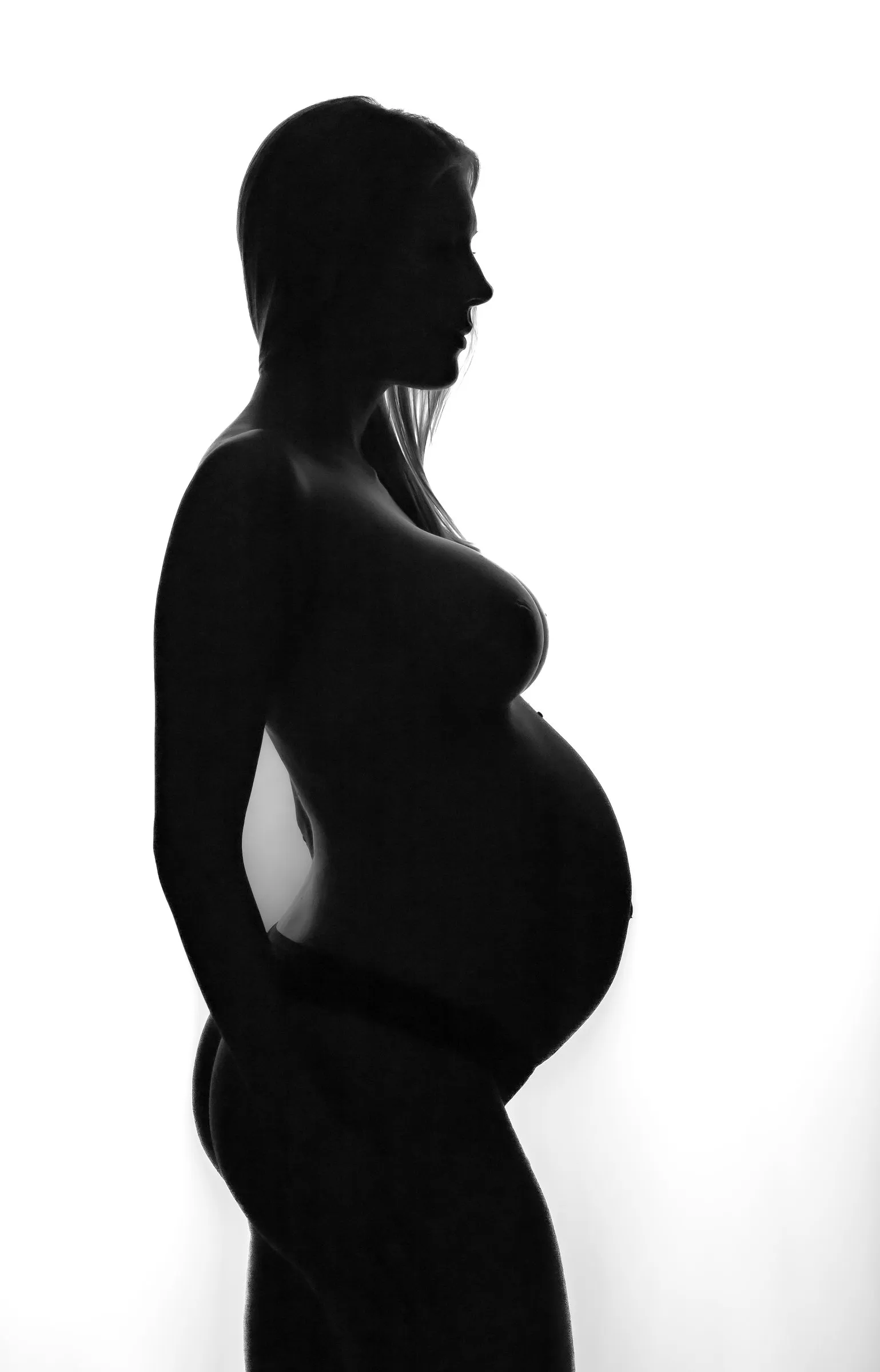 Silhouette di donna incinta su fondo bianco
